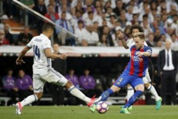 El centrocampista croata del FC Barcelona, Ivan Rakitic, intenta llevarse el balón ante el jugador brasileño del Real Madrid, Casemiro