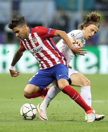 Luka Modric con Augusto Fernández.