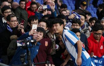 Wu Lei, rodeado de seguidores en su presentación con el Espanyol.