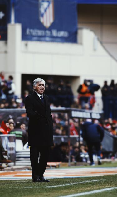 Un Atlético enfurecido le causa la peor derrota que ha sufrido Ancelotti como entrenador madridista. Los rojiblancos golean con un 4-0 tremendo meses después de que los blancos le hubiesen derrotado en la final de la Champions. Los rojiblancos anotan por medio de Tiago, Saúl, Griezmann y Mandzukic. Los blancos notaron las ausencias de Pepe, Ramos y Marcelo en defensa, pero no es óbice para la mala imagen mostrada. 