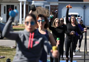  Jamie Benedik es instructora de tres gimnasios en West Islip, un barrio del condado de Suffolk en el estado estadounidense de Nueva York, durante estos días ha visto como han cerrado todos los recintos deportivos donde trabaja debido a la pandemia del Co