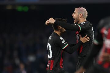 El lateral izquierdo de Marsella, Theo Hernández, se abraza con Brahim Díaz tras el pitido final del colegiado Szymon Marciniak. 