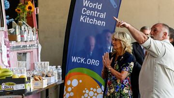 FILE PHOTO: U.S. first lady Jill Biden and Spanish chef Jose Andres greet volunteers of the World Central Kitchen association, during her visit with Spain's Queen Letizia to a reception centre for Ukrainian refugees in Pozuelo de Alarcon, on the sidelines of NATO summit, near Madrid, Spain, June 28, 2022. Oscar del Pozo/Pool via REUTERS/File Photo