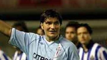 <b>ÍDOLO.</B> Balaídos ha despedido al que fue su ídolo en la década de los 90.