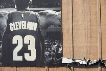 Operarios trabajando en la retirada del cartel del alero, LeBron James, en Cleveland (Ohio) tras el anuncio de su fichaje por los Ángeles Lakers. 