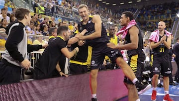 GRAF6234. LAS PALMAS DE GRAN CANARIA (ESPA&Ntilde;A), 10/11/2018.- Los jugadores del Iberostar Tenerife celebran su triunfo sobre el Herbalife Gran Canaria en el partido de la liga ACB que ambos equipos disputaron hoy enn el Gran Canaria Arena, en Las Palmas de Gran Canaria, y que finaliz&oacute; con el resultado de 77-91. EFE/Elvira Urquijo A.