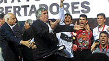 <b>ÉXITO</b>. La plantilla del Olimpia tras conseguir la Copa Libertadores.