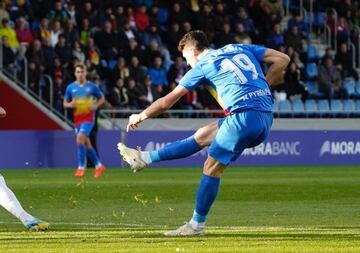 No había marcado aún Christos Albanis esta temporada y ante el Oviedo se quitó la espina con un doblete, que le convierte en el jugador de la jornada. Su primer tanto llegó tras quiebro a Jimmy; y el segundo, rematando un balón rechazado en área pequeña.