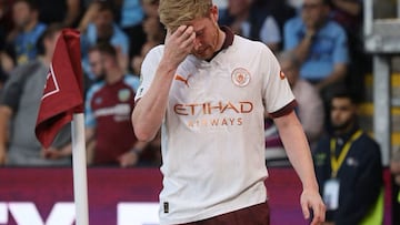 Kevin De Bruyne se retira lesionado en el primer partido de liga ante el Burnley.