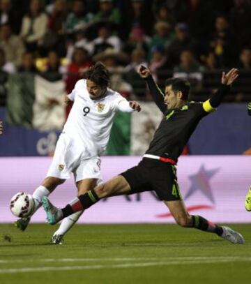 CA006. VIÑA DEL MAR (CHILE), 12/06/2015.- El delantero boliviano Marcelo Martins Moreno (i) dispara a puerta ante el defensa mexicano Rafael Márquez (d), durante el partido México-Bolivia, del Grupo A de la Copa América de Chile 2015, en el Estadio Sausalito de Viña del Mar, Chile, hoy 12 de junio de 2015. EFE/Fernando Bizerra Jr.