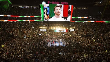 Momento en que se desarrolla una pelea de Canelo &Aacute;lvarez en la T-Mobile Arena