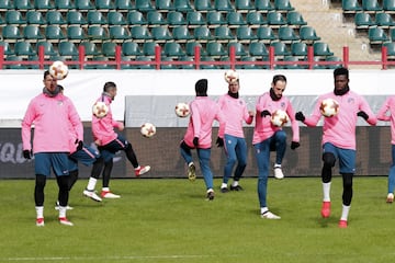 Entrenamiento del Atlético de Madrid en el estadio del Lokomotiv de Moscú.
