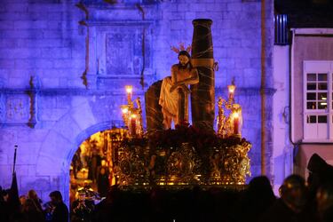 El paso de Ecce Homo durante la procesión de ‘La misericordia’, en el Jueves Santo de Viveiro, a 6 de abril de 2023, en Viveiro, Lugo, Galicia (España).  La Hermandad de ‘La Misericordia’ es una de las ocho cofradías que existen en la Semana Santa de Viveiro, que fue fundada en el año 2006 por un grupo de estudiantes universitarios.  Además de esta procesión, en Viveiro salen durante hoy, Jueves Santo, la hermandad de ‘La Última Cena’ y ‘La Misericordia’. La celebración de la Semana Santa en Viveiro alcanzó la declaración de Interés Turístico Internacional en el año 2013.