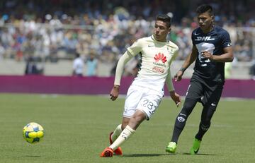 El Estadio Azteca será testigo de un duelo más de la gran rivalidad que existe entre América y Pumas cuando se midan este sábado en punto de las 21:00 horas. Paco Palencia tiene una deuda pendiente contra los azulcremas, pues desde que tomó el timón de los universitarios no ha logrado vencer a los de Coapa. La última vez que los del Pedregal derrotaron a las Águilas fue en las Semifinales de ida del Apertura 2015, con un contundente 0-3 en el Coloso de Santa Úrsula.