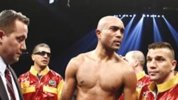 <b>DECEPCIÓN Y RABIA. </b>Gabriel Campillo escucha indignado la decisión de los jueces. A su lado, Óscar 'Rayito' Sánchez, que le acompañó en la esquina, no se lo cree.