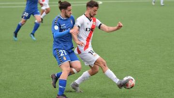 Adri, jugador de la RSD Alcalá, y Nacho, del Rayo Vallecano B, pugnan por un balón durante el encuentro que les enfrentó en la Ciudad Deportiva Fundación Rayo Vallecano, correspondiente a la Jornada 17 en el Grupo 7-A de Tercer