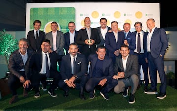 Arriba, de izquierda a derecha: Raúl, Sanchís, Mijatovic, Marin Aleksov (CEO de Rosland Capital), Hierro, Camacho, el torero Pepín Liria, Chendo e Isidro. Abajo: Alkorta, Aganzo, Fernando Sanz, Figo y Casillas.