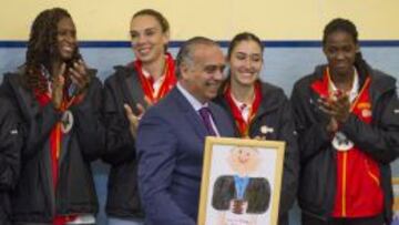 José Luis Sáez, con un dibujo suyo que le hicieron los niños.