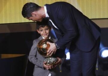 Cristiano Ronaldo subió con su hijo a recoger el Balón de Oro.