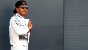 Lewis Hamilton se mostr&oacute; satisfecho de lograr la &#039;pole&#039;.