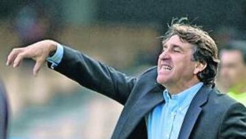 <b>PRUDENCIA. </b>Esteban Vigo mantiene los pies en el suelo e intenta aislar al vestuario de la euforia que les rodea.