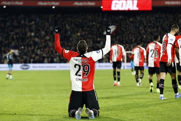 Santiago Giménez festeja un gol con el Feyenoord.