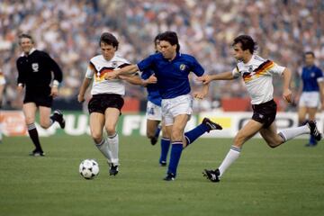 Carlo Ancelotti también vistió la camiseta de la selección italiana. Con la Squadra Azzurra fue internacional 26 veces, entre 1981 y 1991. Debutó con gol ante Holanda, y participó en la Eurocopa de 1988 (en la imagen ante los alemanes Lothar Matthaus y Thomas Berthold) y el Mundial de Italia.