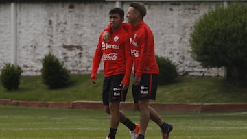 Futbol, entrenamiento de la seleccion chilena.
Los jugadores de la seleccion chilena Edson Puch y Eduardo Vargas son fotografiados durante el entrenamiento matutino en el complejo deportivo Juan Pinto Duran de Santiago, Chile.
08/10/2016
Claudio Santana/ Photosport
Football, chilean national team training session.
Chile's players Edson Puch and Eduardo Vargas is pictured during the morning training session at the Juan Pinto Duran sport center in Santiago, Chile.
08/10/2016
Claudio Santana/ Photosport