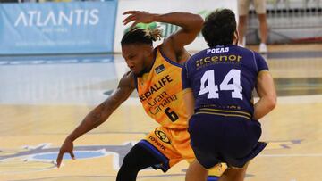 GRAFCAN626. LAS PALMAS DE GRAN CANARIA, 25/10/2020.- El jugador del Herbalife Gran Canaria Stan Okoye (i)y el jugador del Monbus Obradoiro pepe Pozas durante el partido de la liga ACB que ambos equipos disputaron este domingo en el Gran Canaria, en Las Palmas de Gran Canaria. EFE/ Elvira Urquijo A.