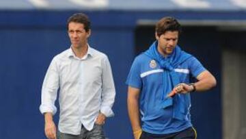 <b>LA HORA DE PLANIFICAR. </b>Ramon Planes y Mauricio Pochettino, caminando por la Ciudad Deportiva.