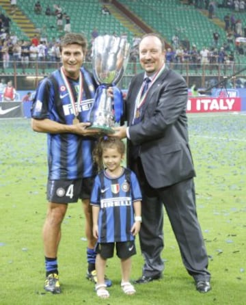 En agosto de 2010 fué campeón de la Supercopa de Italia con el Inter. En la imagen junto a Zanetti.