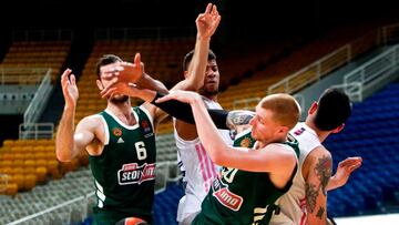 Tavares lucha un bal&oacute;n con White y Papagiannis.