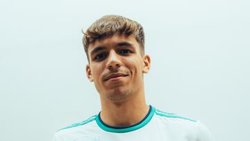 El futbolista gallego Gabri Veiga posa con la camiseta del Al-Ahli de Arabia Saud¨ª, su nuevo equipo.