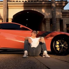 Canelo Álvarez presume nuevo Ferrari en su colección de autos