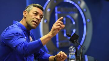 El técnico portugués de Cruz Azul respondió de forma contundente cuando le cuestionaron sobre si le gustaría dirigir al Tri en este momento.