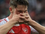 Arsenal were back to their attacking best against Fulham to open up a six-point gap at the top of the Premier League.