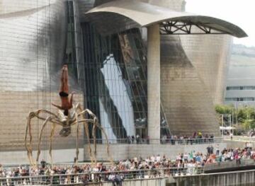 El clavadista britanico Blake Aldridge, durante los entrenamientos para las finales del 'Red Bull Cliff Diving 2015' de Bilbao, ante el Museo Guggenheim de la capital vizcaína.