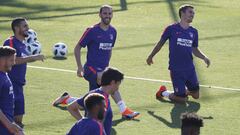 God&iacute;n y Griezmann, durante un entrenamiento del Atl&eacute;tico de Madrid previo a la Supercopa de Europa.