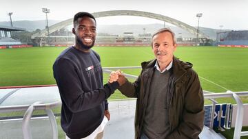 Iñaki Williams y Juanan Larrañaga, en Lezama