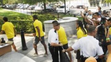 <b>CONTROLADOS. </b>los jugadores esperaron una hora a las puertas de la residencia presidencial.