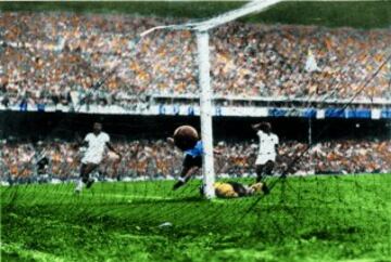 Final del Mundial de Brasil 1950. Uruguay-Brasil. Ghiggia marca el famoso 'Maracanazo'.