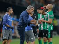 Amrabat, junto a Pellegrini.