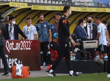 Los jugadores de Argentina se retiran al vestuario.