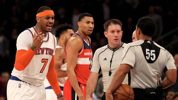 NEW YORK, NY - JANUARY 19: Carmelo Anthony #7 of the New York Knicks talks with the referees as Otto Porter Jr. #22 of the Washington Wizards looks on in the fourth quarter at Madison Square Garden on January 19, 2017 in New York City. NOTE TO USER: User expressly acknowledges and agrees that, by downloading and or using this Photograph, user is consenting to the terms and conditions of the Getty Images License Agreement Elsa/Getty Images/AFP
== FOR NEWSPAPERS, INTERNET, TELCOS & TELEVISION USE ONLY ==