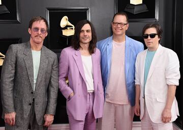 Rivers Cuomo, Patrick Wilson, Brian Bell, and Scott Shriner de Weezer posaron en el Staples Center de Los Ángeles, California