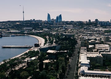 El Gran Premio de Azerbaiyán se disputa en el circuito callejero de Bakú. Tiene una longitud de 6,003 km en 20 curvas.