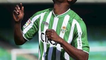 <b>FICHAJE EN ACCIÓN. </b>Paulao cabecea un balón nada más saltar al césped del Villamarín, donde fue presentado como bético.