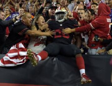 ?Vaya exhibici¨®n de Adrian Peterson! ?Lo que nos perdimos sin ¨¦l el a?o pasado! El mejor corredor de la liga consigui¨® la impresionante cifra de 168 yardas y fue un martillo pil¨®n imparable toda la noche. Dos de sus carreras, en concreto, fueron dos maravillosos cortes hacia el lado contrario de los bloqueos que siguen asombrando a todos los aficionados. Que bueno es tenerle de vuelta. Lo ¨²nico raro que notamos es que jug¨® con un uniforme negro muy raro, con el casco de los 49ers y en su espalda pon¨ªa "Hyde" en vez de "Peterson". En fin, cosas de estrellas, supongo. Eso s¨ª: que la afici¨®n de San Francisco le ovacionase todo el rato si que es raro, raro, raro.