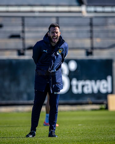 Corberán estrecha Paterna para jugar en Vallecas