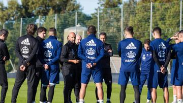 Miguel Cardoso se dirige a sus jugadores antes del inicio de un entrenamiento en A Madroa.